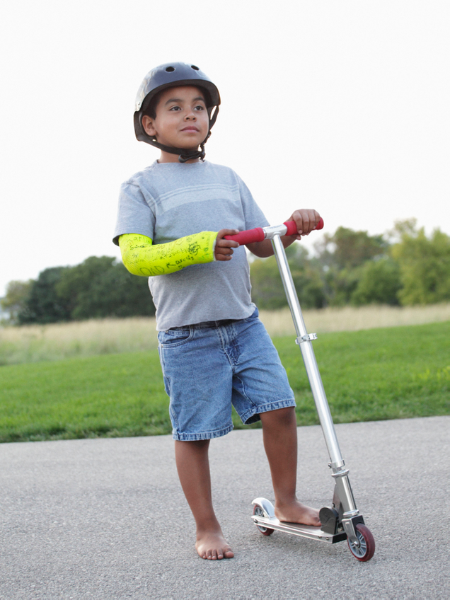 Illustration for article titled 10 Adorable Pictures Of Little Kids In Casts That Will Make You Wish More Children Broke Bones